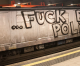 A Milano i vandali a viso scoperto vandalizzano la metropolitana