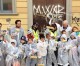 L’energia dei bambini e l’entusiamo dei genitori al cleaning day della scuola Giovanni Pascoli di Milano