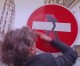 Ecco Clet Abraham: lo street artist che dal 2011 altera i cartelli stradali d’Italia